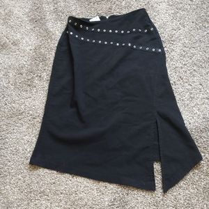 Grommet skirt in black with small slit